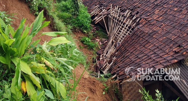 Rumah Kena Longsor, Satu Keluarga di Kabandungan Sukabumi Mengungsi