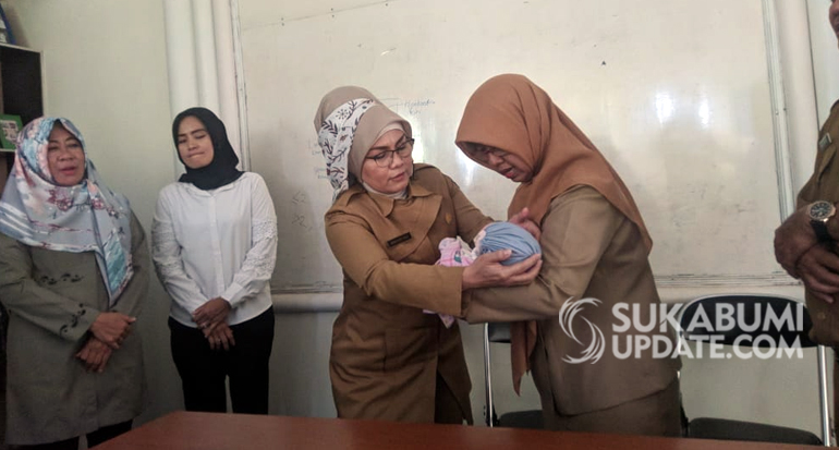 Isak Tangis Saat Annisa Bayi Dalam Kardus  Diserahkan ke Dinsos Kota Sukabumi