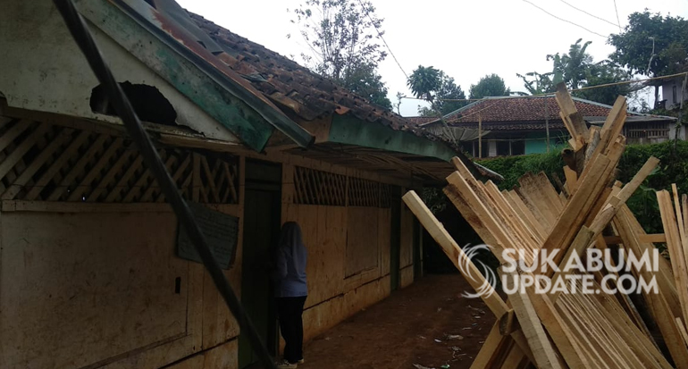 Berjuang untuk Rehab Kelas yang Lapuk, Guru MDA Darul Huda Sukabumi Rela Gadaikan Sawah