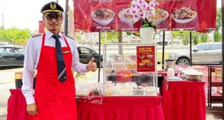 Di-PHK, Pilot Ini Pilih Jualan Rujak di Pinggir Jalan Dengan Seragam Lengkap