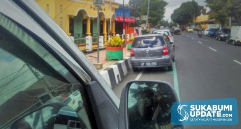 Mobil Bebas Parkir Sembarangan di Jalur Sepeda Dekat Balaikota Sukabumi 