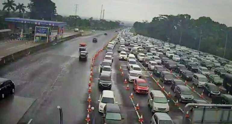 Gerbang Tol Ciawi Merayap 4 Km Meski Belum Puncak Arus Balik