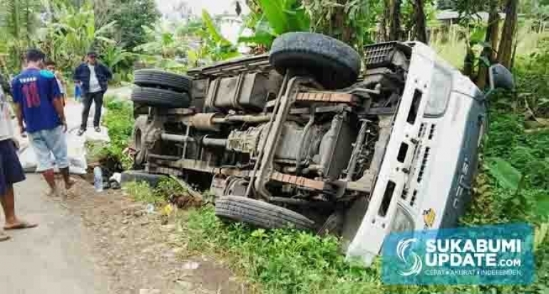 Hindari Jalan Rusak, Truk Pakan Ternak Terguling di Pondoktisuk Kabupaten Sukabumi