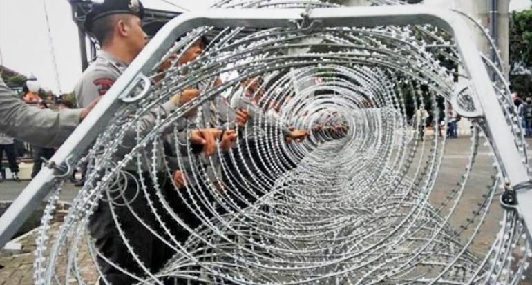 Menjelang Vonis Ahok, Polisi Pasang Kawat Berduri