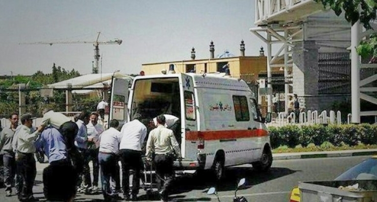 Wanita Ini Ledakkan Diri Setelah Menembaki Makam Ayatollah Khomeini