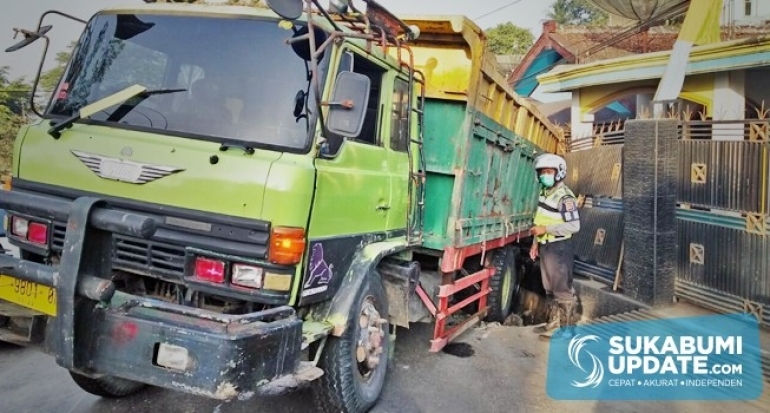 Truk Bermuatan Pasir Hantam Rumah Warga di Pamuruyan Kabupaten Sukabumi