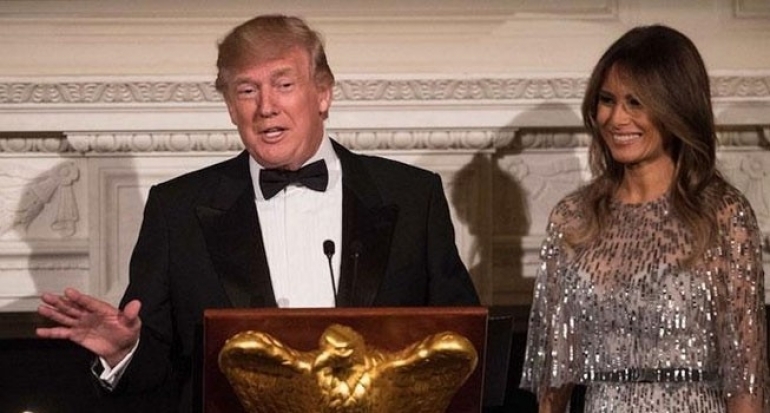 Presiden Trump Minum dengan 2 Tangan, Gejala Demensia?