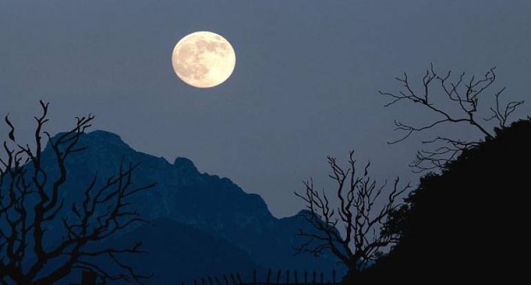 Pendaki Gunung Lawu Meningkat Pada Malam Satu Suro