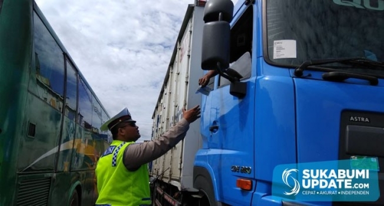 Ditilang Polisi, Supir Tronton di Sukabumi Ngaku tak Tahu Larangan Melintas 
