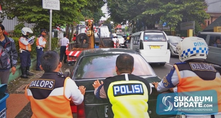 Parkir Sembarangan, Dua Mobil Diderek Petugas Dinas Perhubungan Kota Sukabumi 