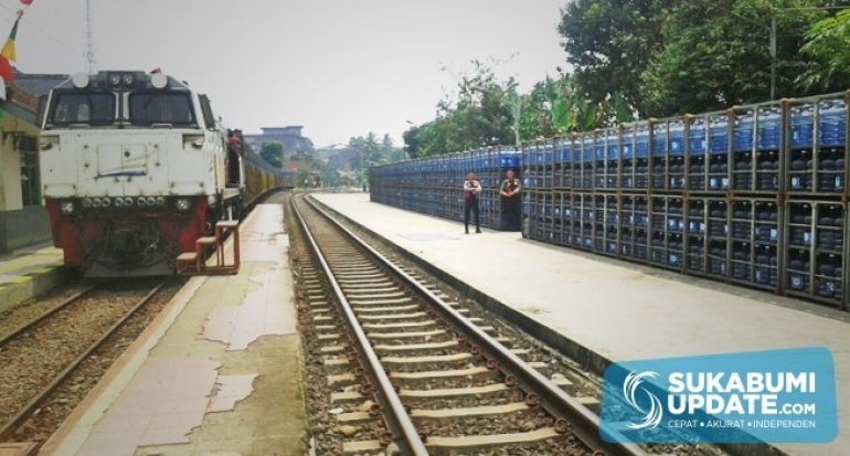 Ratusan Anggota Kepolisian Jaga Jalur Perlintasan KA di Sukabumi yang Akan Dilalui Rombongan Preside