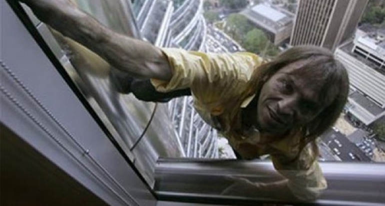 Spiderman Perancis Daki Gedung Pencakar Langit Tertinggi di Barcelona