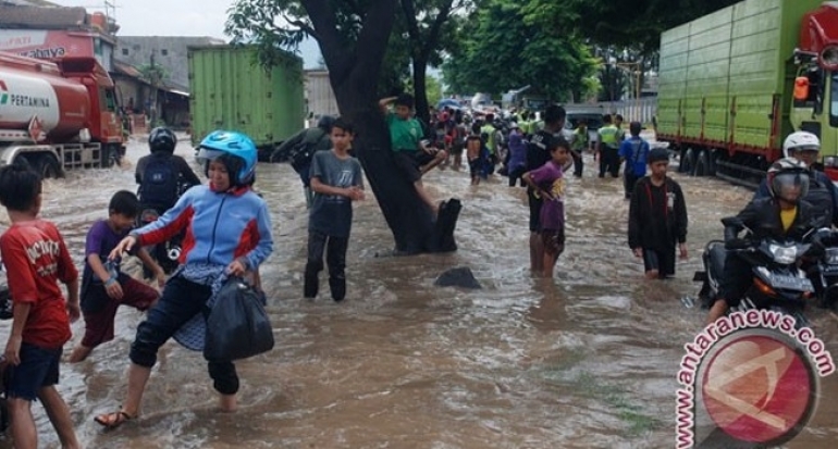 Jalan Bandung-Garut Masih Macet Akibat Banjir