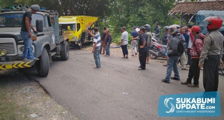 Kelebihan Muatan, Truk Bermuatan Kayu Terjun Bebas di Salagombong Kabupaten Sukabumi
