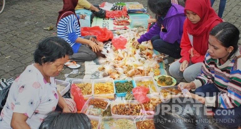 Meraup Pundi Sejak Dini Hari di Halaman PT L&B Parungkuda