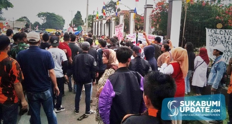Protes Seorang Terdakwa Bebas Murni, Ratusan Massa Unjuk Rasa di PN Cibadak dan Kejari Kabupaten Suk