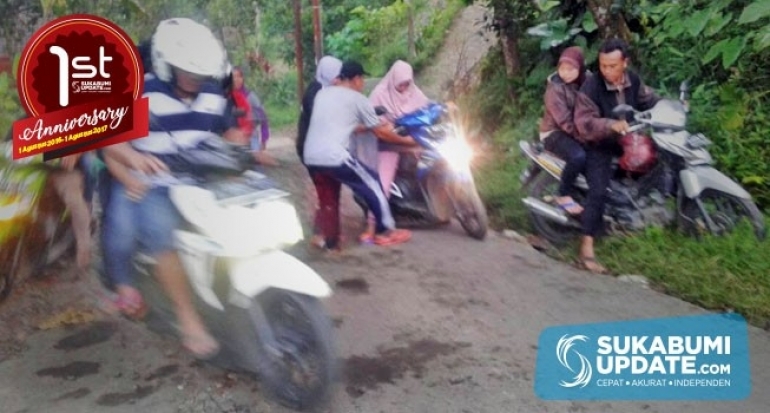 Wanita Bersepeda Motor Nyaris Terjungkal di Jalan Rusak Lebaksari Kabupaten Sukabumi