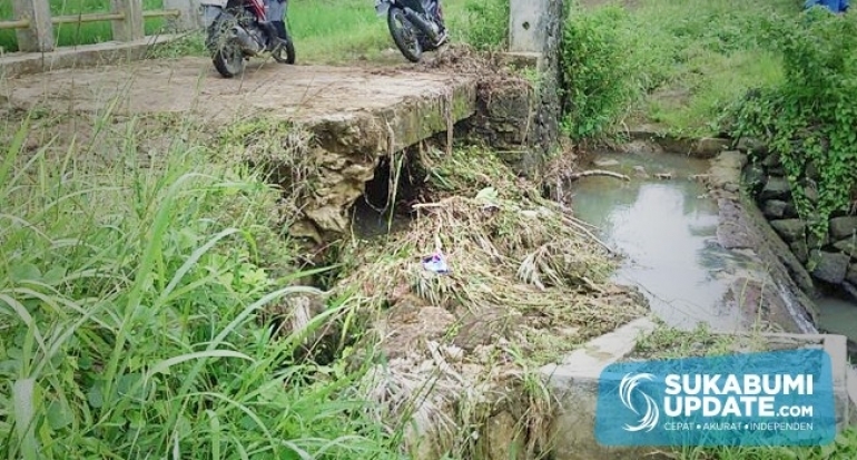 Ambruk Sebelah, Jembatan Ciseureuh Penghubung Antar Desa di Ciracap Kabupaten Sukabumi