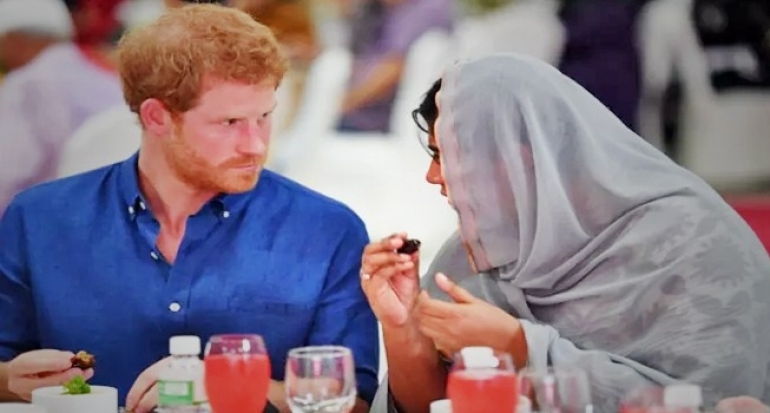 Buka Puasa Bersama di Singapura, Pangeran Harry Santap Kurma