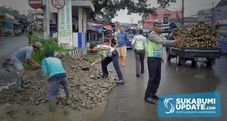 Lantas Polsek Aspal Jalan Simpang Parungkuda-Parakansalak Kabupaten Sukabumi