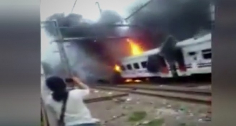 Kereta Terbakar Setelah Tabrak Mobil, 2 Orang Meninggal