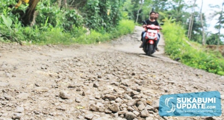 Miris ! Jalan Ciambar-Parungkuda Kabupaten Sukabumi Masih Berbatu