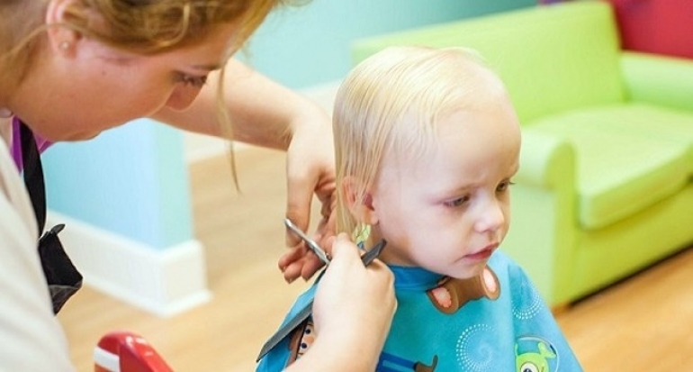 Tip Supaya Anak Tenang Saat Potong Rambut