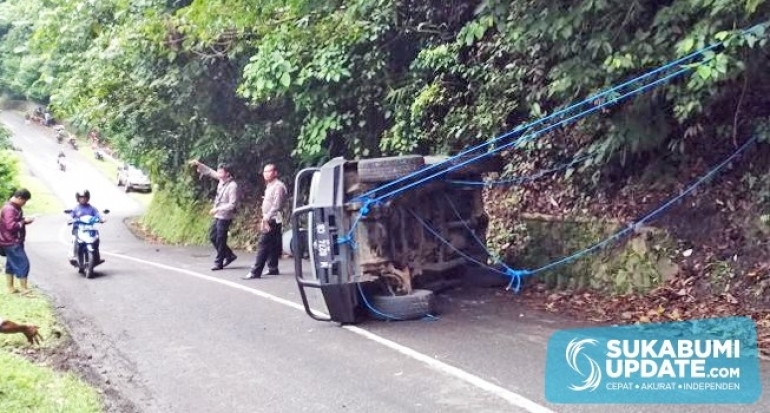 Mobil Getah Karet Terguling di Palabuhanratu, Begini Kondisi Korban