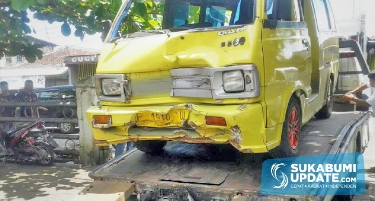 Motor Matic vs Angkot di Jalan Pelabuhan II Kota Sukabumi
