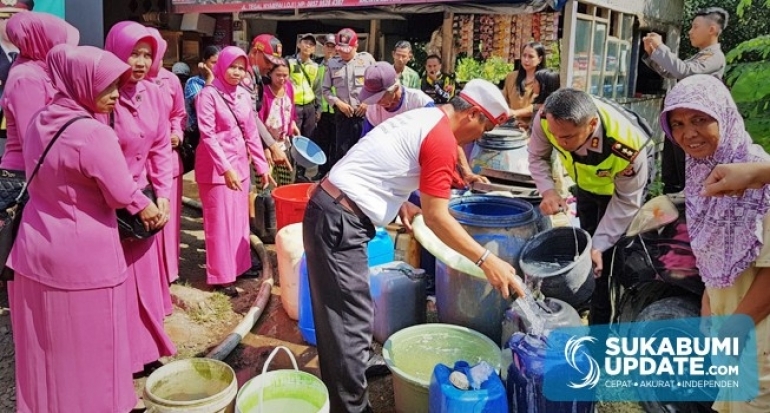 Sumringah, Warga Loji Terima Bantuan Air Bersih dari Polres Sukabumi