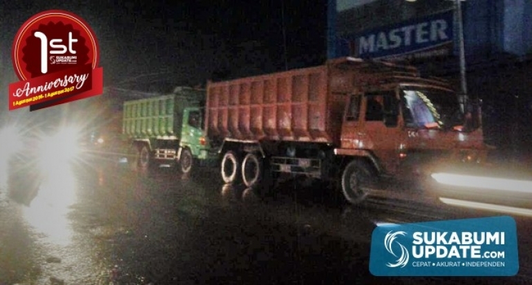 Banyak Truk Parkir di Bahu Jalan Raya Siliwangi Cicurug Kabupaten Sukabumi
