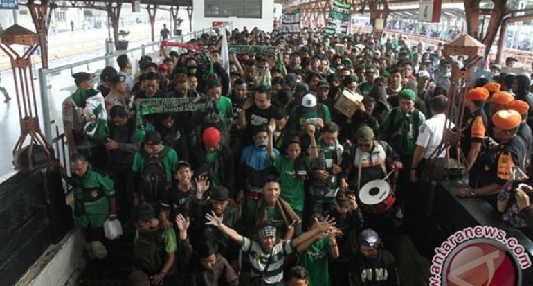 Ribuan Bonek Adu Kreativitas di Parade â€œBela Persebayaâ€