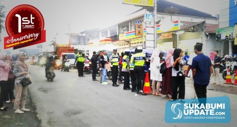 Bantu Pemudik Saat Berbuka, Alumni SMK di Parakansalak Kabupaten Sukabumi Bagi-bagi Takjil