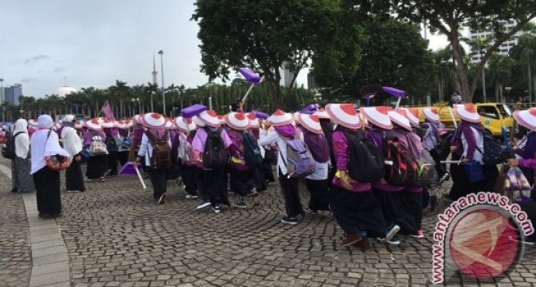 Hijaber Ungu Tiba di Monas Jalan Kaki dari Ciamis