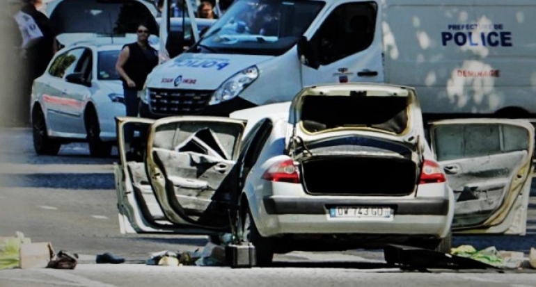 Teror Paris, Pria Ini Ledakkan Diri Saat Menabrak Mobil Polisi