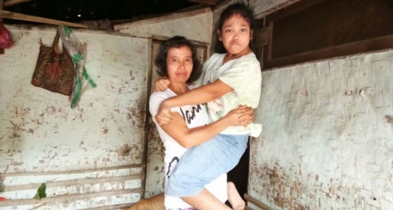 Belasan Tahun Hidup Digendong Ibu, Remaja Difabel Asal Parungseah Ini Butuh Kursi Roda