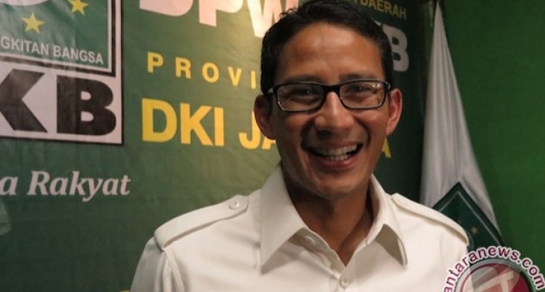 Puluhan Pendukung Sandiaga Berorasi Depan KPU
