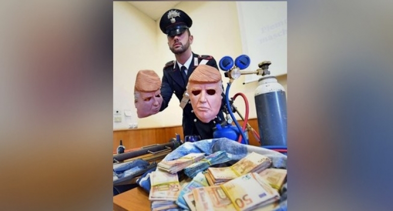 Membobol ATM, 2 Pria Ini Pakai Topeng Wajah Donald Trump