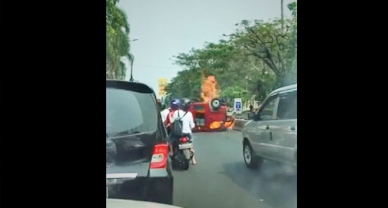 Begini Kronologi Angkot Terbakar di Pluit