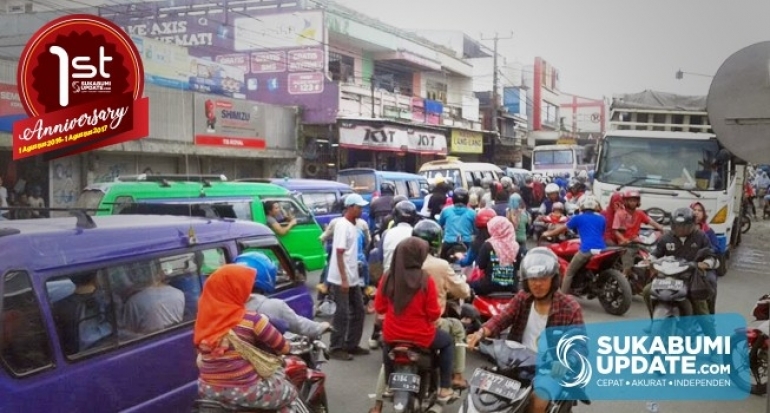 Antrian Panjang Kendaraan di Ruas Jalan Nasional Cicurug Kabupaten Sukabumi