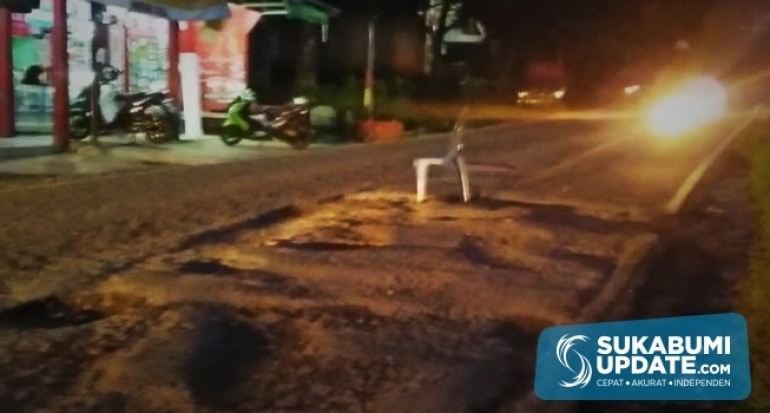 Rusak Lagi Setelah Tiga Bulan Diperbaiki, Warga Pasang Kursi di Jalan Raya Jampang Kulon Kabupaten S