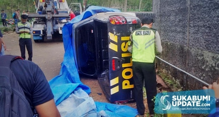 Begini Kronologis Mobil Polisi Terbalik di Sukaharja Kabupaten Sukabumi