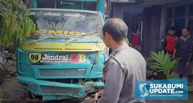 Truck Gula Merah Hantam Tiang Listrik dan Warnas di Jampang Kulon Kabupaten Sukabumi