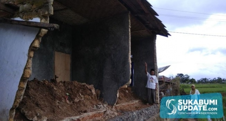 Rusak Dihantam Bencana Alam, Pemerintah Desa Mangunjaya Kabupaten Sukabumi Gotong Royong Perbaiki Ru