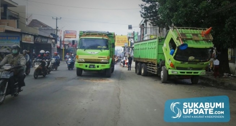 Truk Angkutan Pasir Melintas Pada Jam Dilarang di Jalan Siliwangi Cicurug Kabupaten Sukabumi