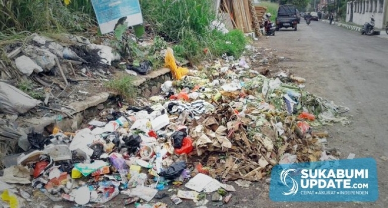 Jalan dan Trotoar Kota Sukabumi Jadi Tempat Pembuangan Sampah