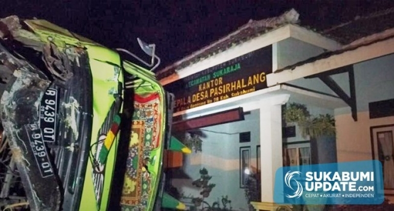 Tronton Pasir Terguling di Halaman Kantor Desa Pasirhalang Kabupaten Sukabumi