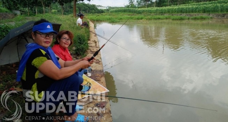 Nah Lho, Dua Wanita Sukabumi Ini Sudah 15 Tahun Hobi Mancing