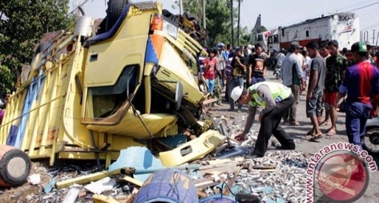 Enam Orang Tewas Akibat Tabrakan Kendaraan
