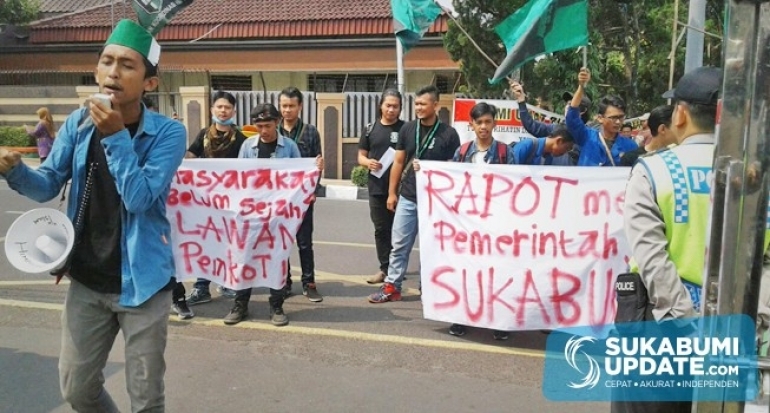 HMI Cabang Sukabumi Gelar Aksi dan Berikan Raport Merah Pemkot